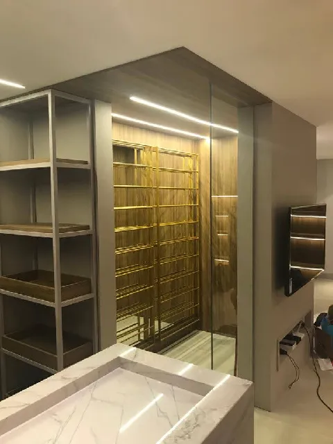 Cozinha com portas em vidro refleta